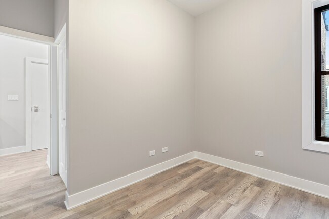 Building Photo - Top Floor, Gorgeous, Renovated 2bd/2bth, West Town Available 4/20