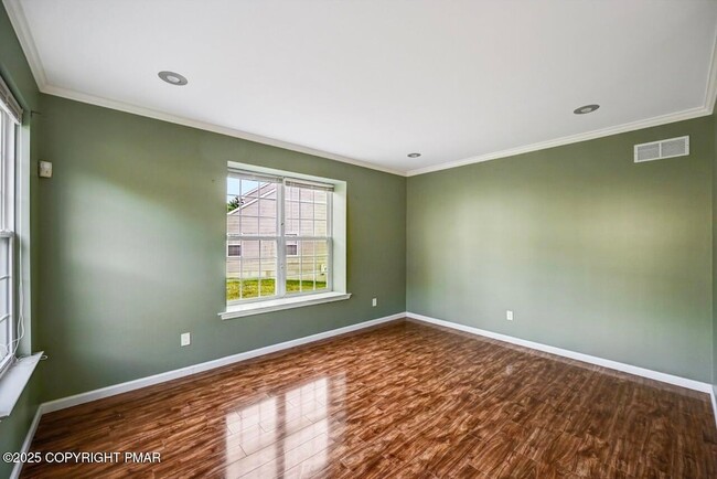 Building Photo - 115 Daffodil Dr