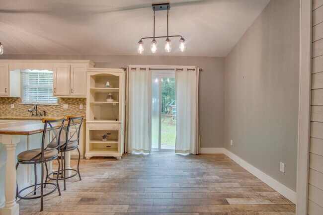 Building Photo - Navarre 3BR/2BA Home Near Beaches & Hurlburt Field with Updated Kitchen, Split Floor Plan & Spaci...