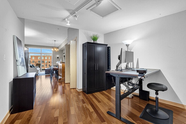 Building Photo - 106 W Seeboth St