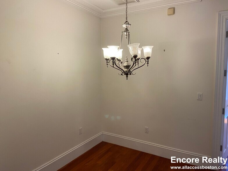 Building Photo - 34 Greenwich Pk