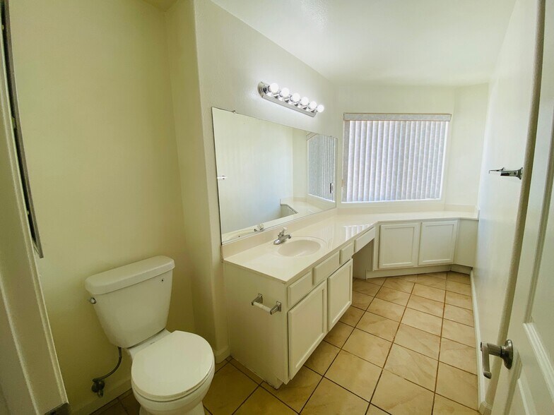 Building Photo - 305 W Newby Ave