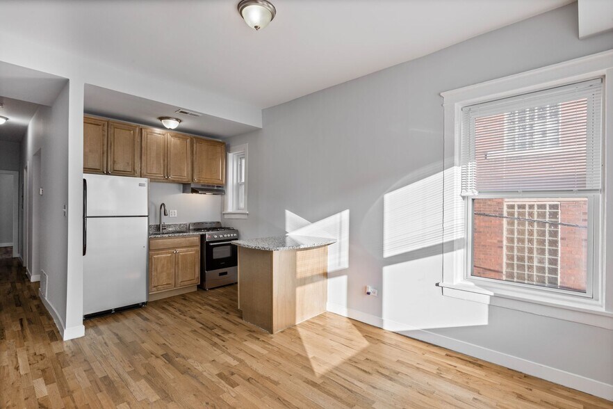 Building Photo - 7451 N Greenview Ave