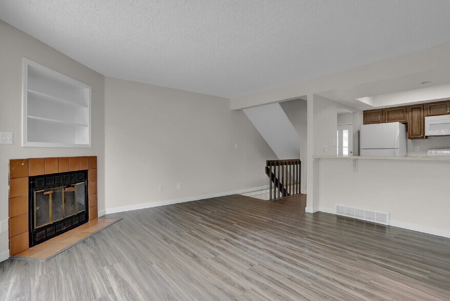 Building Photo - Fully Remodeled End-Unit Townhome Near Pet...