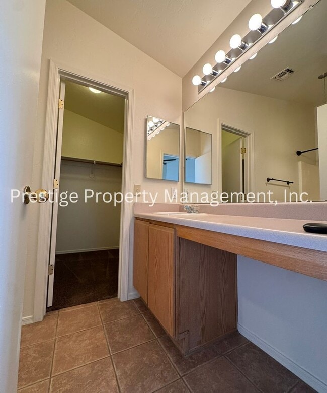 Building Photo - Cozy East Side Home W/ a Den