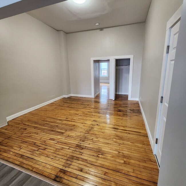 Building Photo - 92.5 Maple St