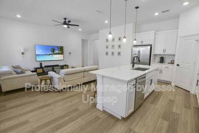 Building Photo - 702 Charity Dr