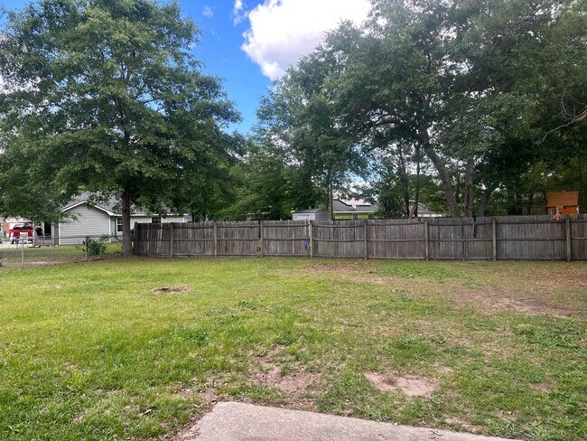 Building Photo - HUGE SPRING MOVE-IN SPECIAL AND RATE DROP ...