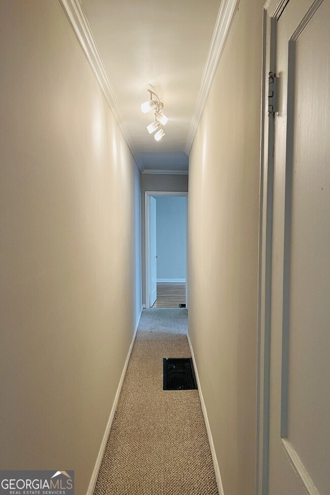 Building Photo - 781 Courtenay Dr NE