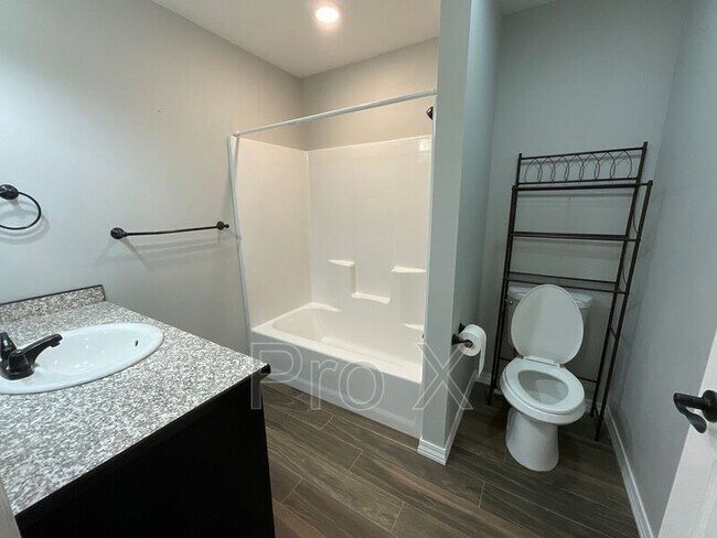 Building Photo - 618 Easton Dr