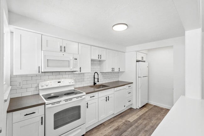 Building Photo - AVAILABLE MAY 1ST! UPDATED THROUGHOUT! 3-bedroom in Beechview!