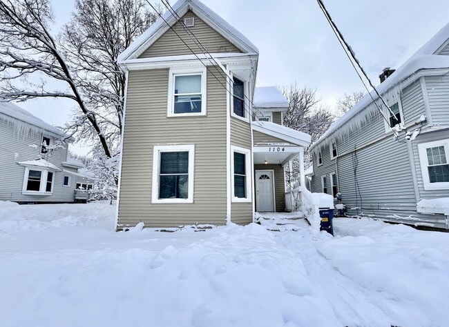 Building Photo - 1104 Hermitage St SE