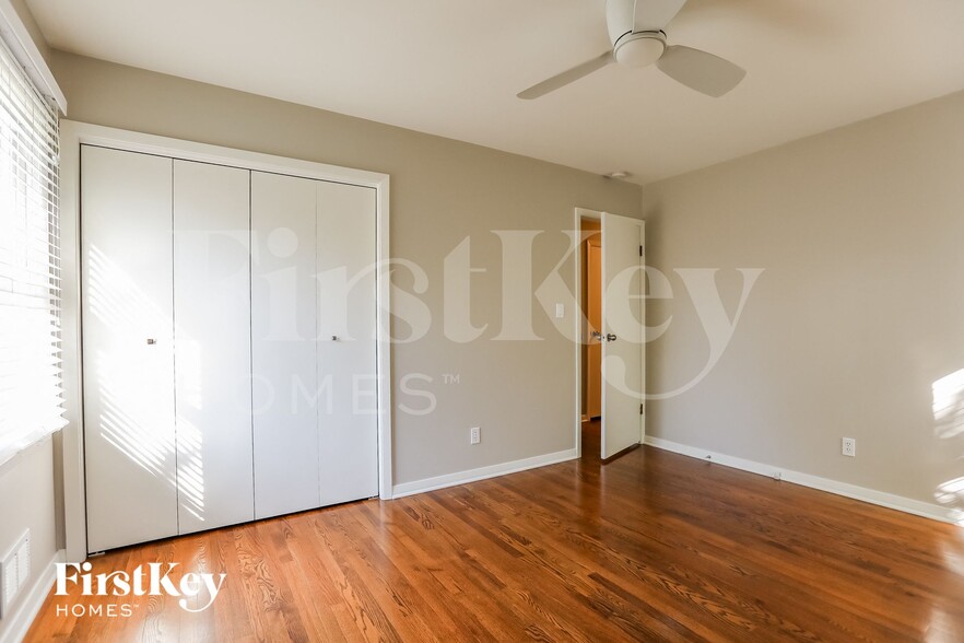 Building Photo - 8925 Grandview Dr