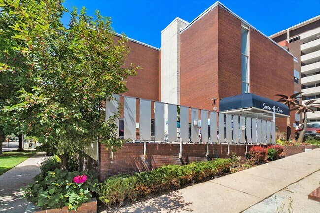 Building Photo - Location!! Updated 1 bedroom Gem on Pearl St. in Govenor's Park!