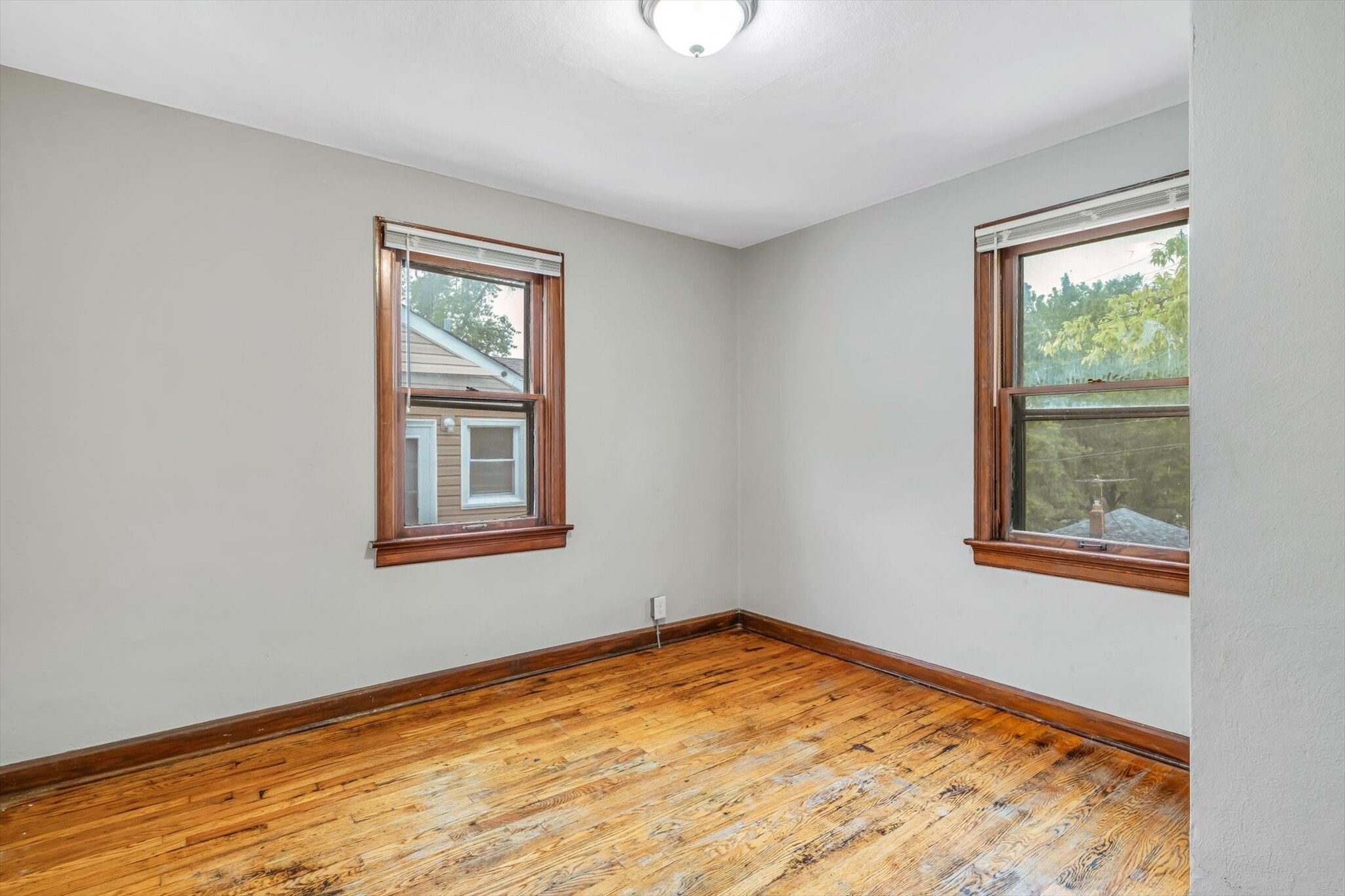 Building Photo - 7120 Roslyn Dr