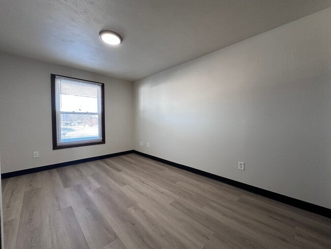 Building Photo - Noble Estates |||