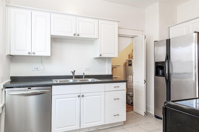 Building Photo - 180 Rosemont Garden