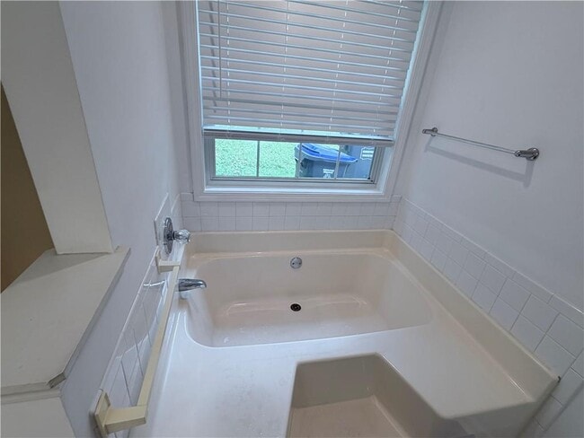 Building Photo - 678 Arbour Way