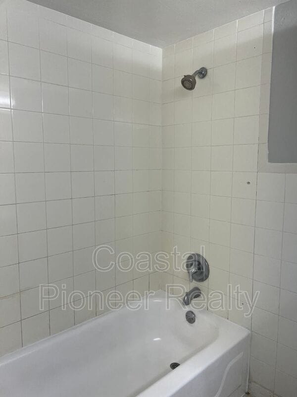 Building Photo - 5825 Elm St