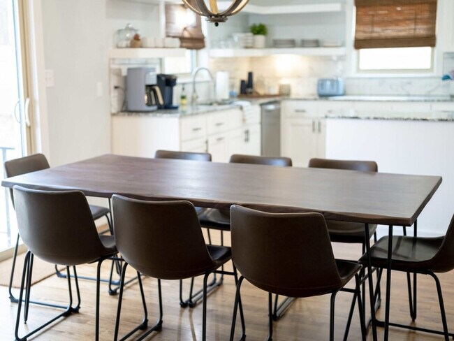 Building Photo - 201 N Dogwood St