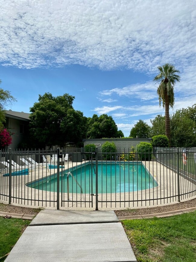 Building Photo - MOVE IN SPECIAL-NO RENT DUE UNTIL JANUARY 1, 2026 - 2 Bedroom 2 Bathroom in Central Phoenix