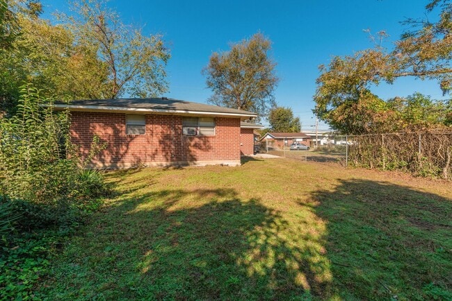 Building Photo - $1,120 - 3 bed/2 bath house in Turpin Hill, with fenced back yard! Section 8 Welcome!