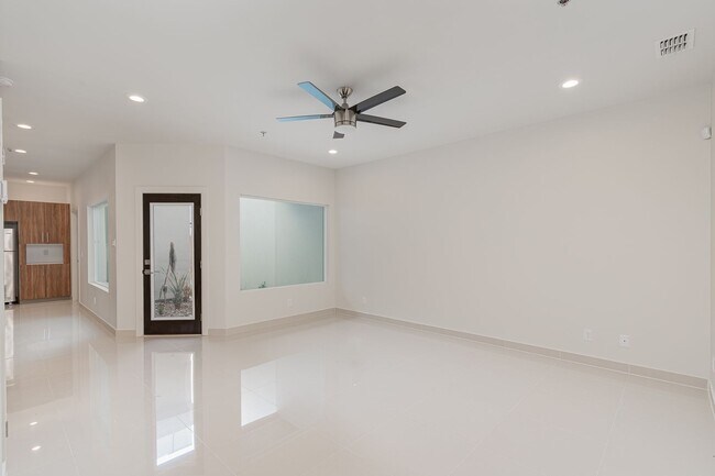 Building Photo - Beautiful 3 Bedroom Townhome in McAllen