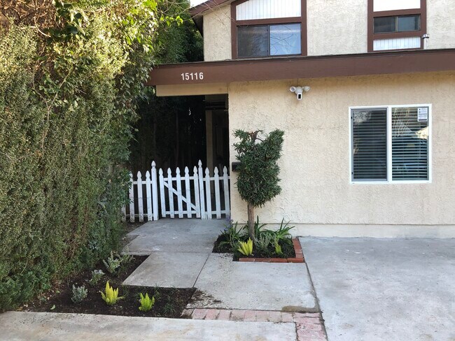 Private Entrance - 15118 Weddington St