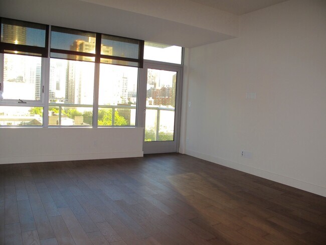 Building Photo - Exquisite 2 Bed/2 Bath Downtown Condo at I...