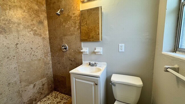 Building Photo - 3 Bed, 2 Bath Family Home Located on the Westside!