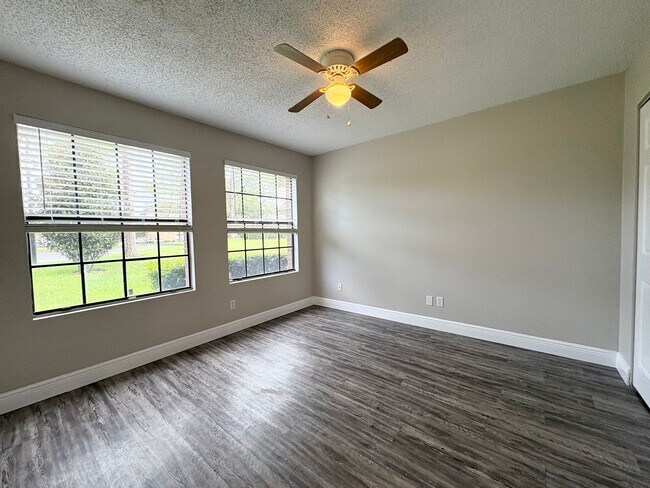 Building Photo - 2/1 Condo in Gated Lakefront Altamonte Com...