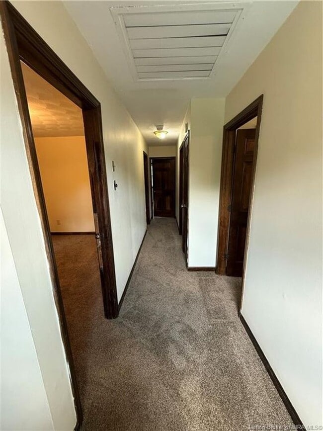 Building Photo - Golf course views in Floyds Knobs!