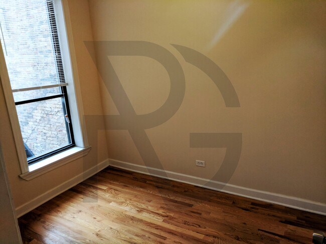 Building Photo - 627 W Oakdale Ave