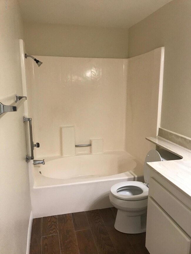 Building Photo - 245 Oak Leaf Dr