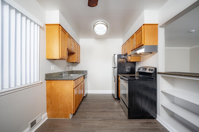 Palms B-7 kitchen - Palms at the Pruneyard