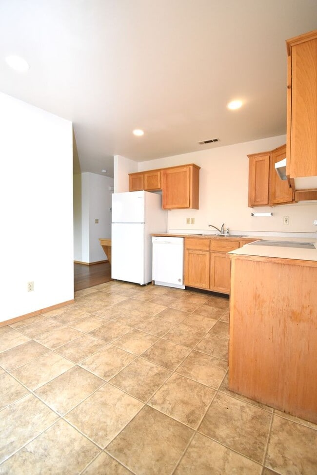 Building Photo - 3BD, 1BA Top Floor Unit