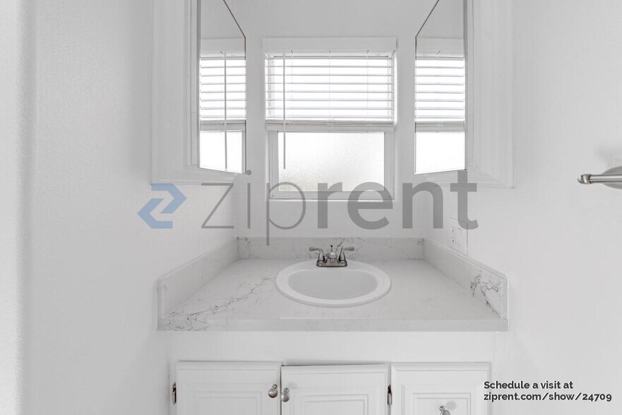 Building Photo - Unit