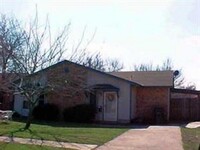 Building Photo - 8707 Pineridge Dr