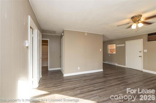 Building Photo - 213 Roslyn Rd