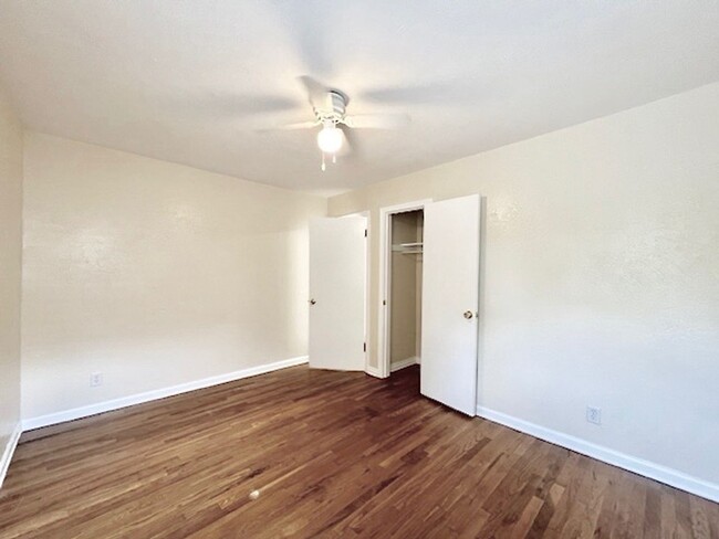 Building Photo - ADORABLE TWO BED IN HILLSIDE NEIGHBORHOOD!