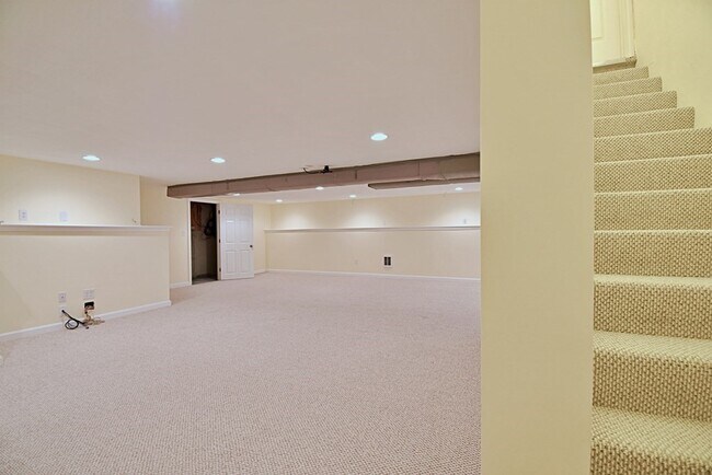 Building Photo - 19 Ptarmigan Dr
