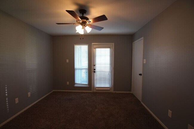 Building Photo - 1 Bedroom, 1 Bathroom Downstairs Apartment in Tyler! TOUR TODAY!