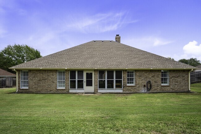 Building Photo - "Spacious 4-Bedroom Home with 3 Full Baths...