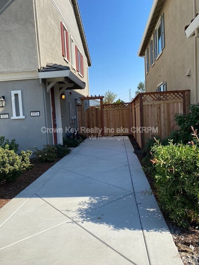 Building Photo - 1026 S Prosperity St