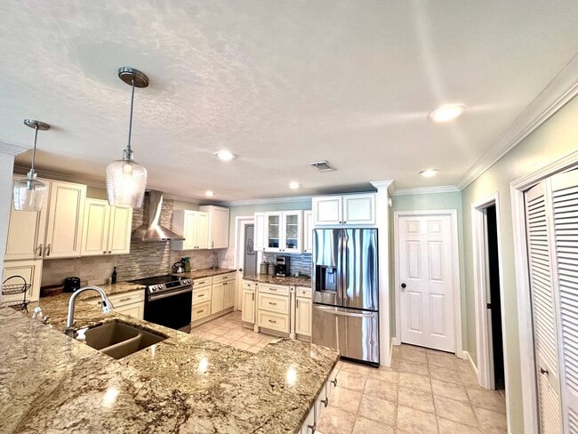 Building Photo - Beautiful 3B/3.5B Waterfront Fully Furnish...