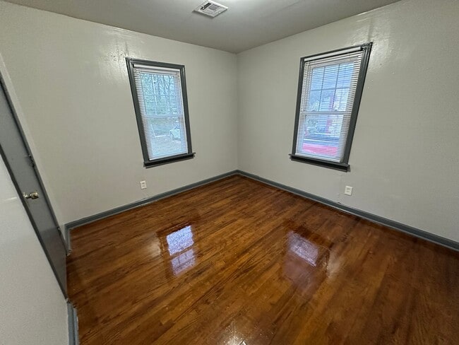 Building Photo - Move -in Special: Charming 3-Bedroom, 1-Ba...