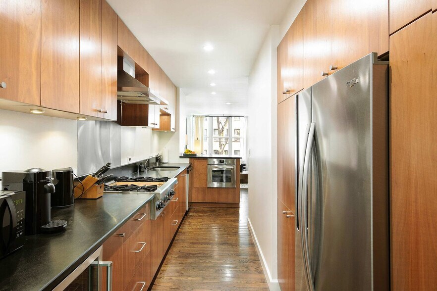 Building Photo - 323 E 51st St
