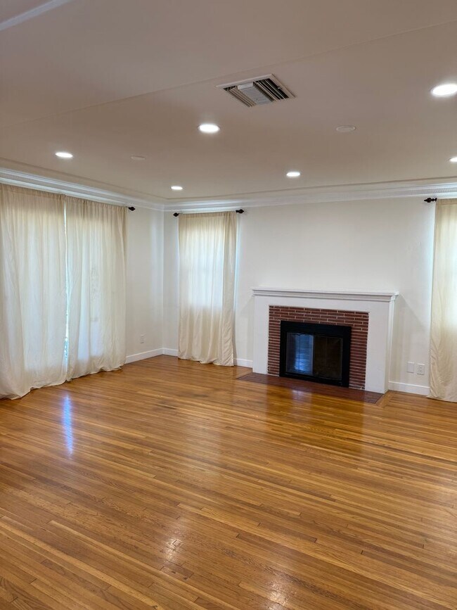 Building Photo - Charming 3 bedroom, 2 bathroom Traditional home in the highly desirable Rancho Park / West Los An...