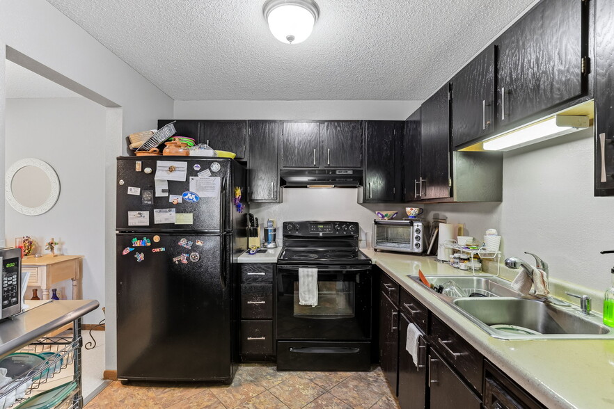 Building Photo - 3850 Plymouth Blvd