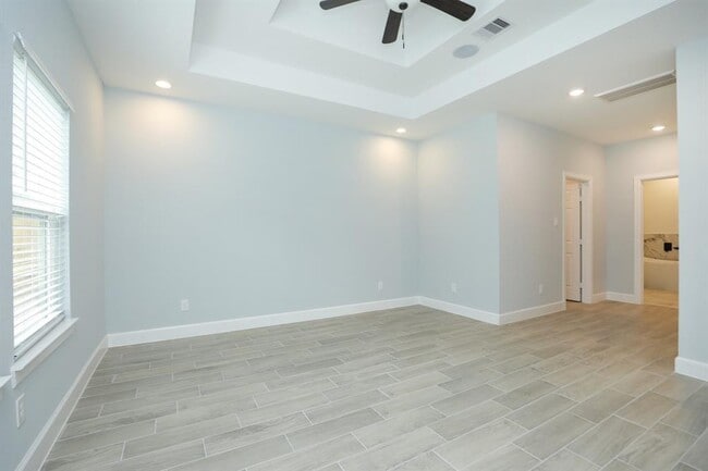 Building Photo - 322 S Amherst Dr